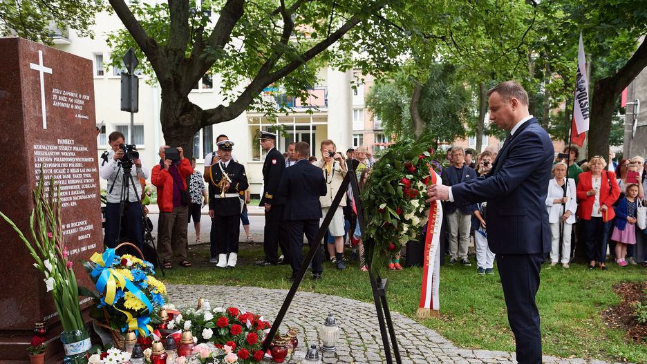 Prezydent Andrzej Duda składa kwiaty przed gdańskim Pomnikiem Pamięci Ofiar Eksterminacji Ludności Polskiej na Wołyniu 