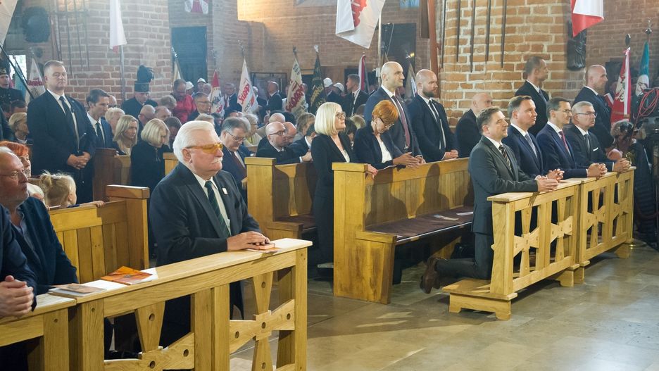 W momencie, gdy zapowiedziano wystąpienie Andrzeja Dudy, Lech Wałęsa wyszedł z kościoła