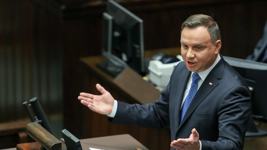 Badanie. Andrzej Duda musi mieć się na baczności