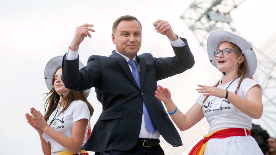 Prezydent Duda ruszył do tańca z uczestnikami spotkania młodych chrześcijan w Lednicy. "Czy głowie państwa przystoi" - pytali internauci?
