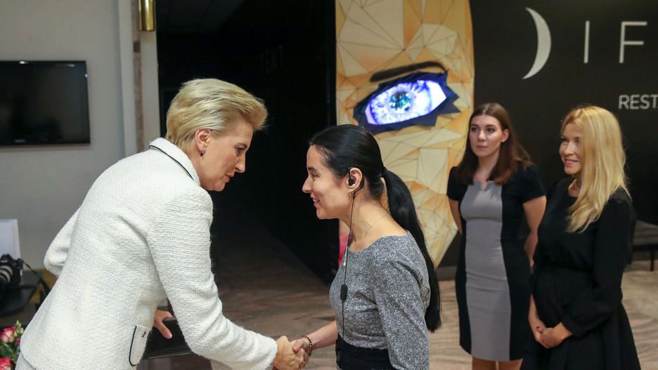 Agata Duda w restauracji prowadzonej przez niewidomych