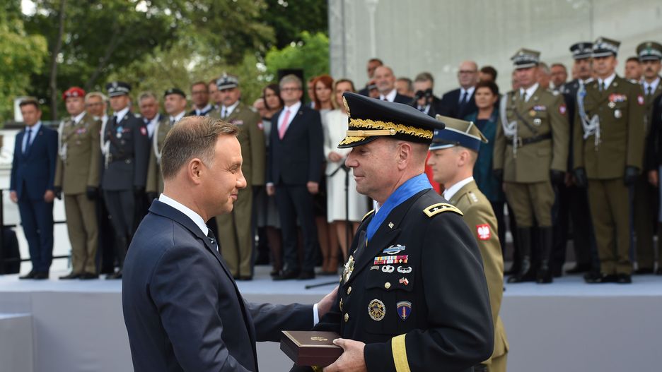 Sierpień 2017 r. Prezydent Andrzej Duda odznacza dowódcę wojsk lądowych Europy generała Fredericka "Bena" Hodges`a Krzyżem Komandorskim z Gwiazdą Orderu Zasługi RP.