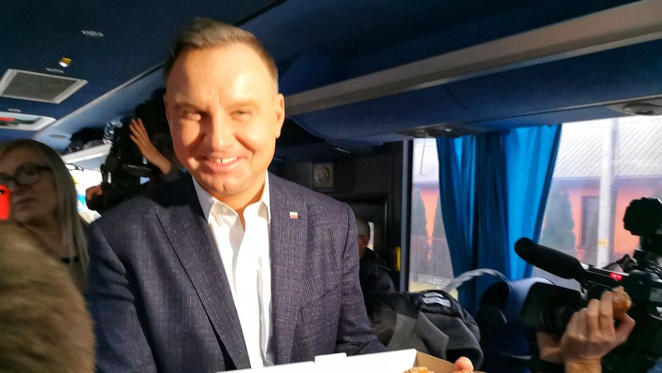Prezydent w "Dudabusie" rozdaje pączki w Tłusty Czwartek