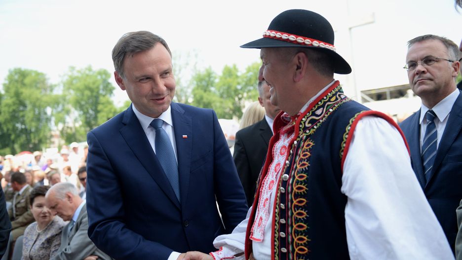 Eksperci twierdzą, że spadek poparcia nie powinien martwić Dudy