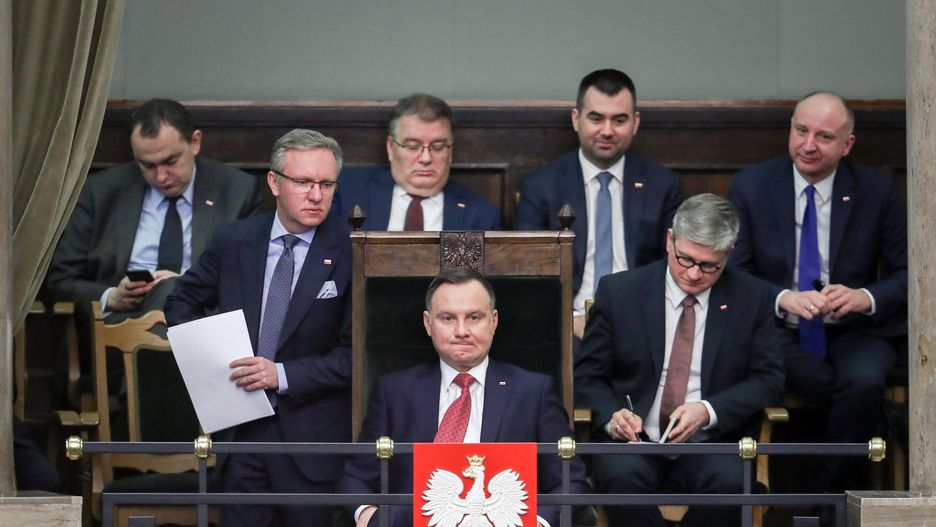 Prezydent Andrzej Duda wchodzi do parlamentu i wjeżdża na jego teren bez okazywania dokumentów