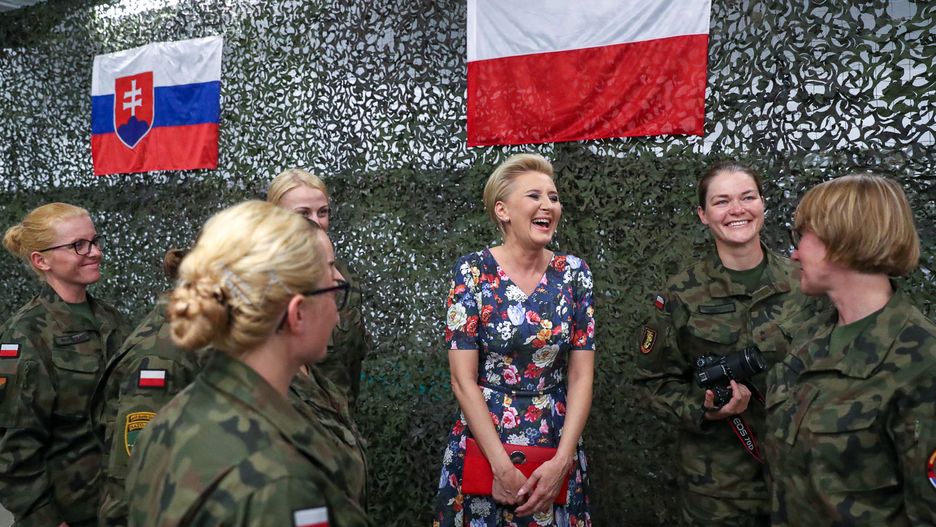 Agata Duda z Polkami w bazie wojskowej na Łotwie