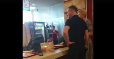 Andrzej Dera dostał pytanie o prezydenta Dudę i KFC. Kuriozalna odpowiedź: to ważna rzecz, żeby być z żoną