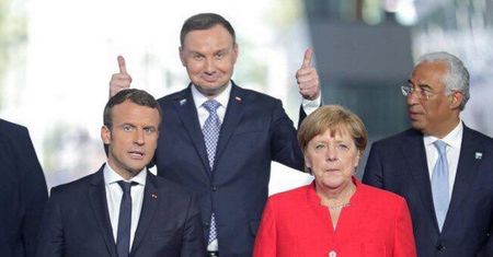 Jak Duda pozował do zdjęć w Brukseli. Andrzej Dera: to naturalny gest