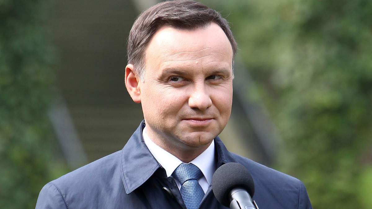 Prezydent RP Andrzej Duda fot. Andrzej Hrechorowicz/KPRP UWAGA!!! Zdj��cia pochodz��ce z oficjalnego serwisu fotograficznego Kancelarii Prezydenta RP mog�� by�� wykorzystywane jedynie w celu ilustrowania materia����w dotycz��cych dzia��a�� Prezydenta RP. Jakakolwiek ingerencja w integralno���� zdj��cia w tym kadrowanie czy obr��bka graficzna jest niedozwolona. Wszelkie wykorzystywanie zdj���� pochodz��cych z oficjalnego serwisu fotograficznego Kancelarii Prezydenta RP w celach komercyjnych lub w materia��ach o charakterze politycznym jest zabronione. Publikacja lub kontekst wykorzystania  zdj��cia nie mo��e narusza�� dobrego imienia Rzeczpospolitej Polskiej, PrezydentaRP, Jego Rodziny i Kancelarii Prezydenta. Publikuj��cy zdj��cia zobowi��zuje si�� do podpisania ich autora oraz ��r��d��a ich pochodzenia.