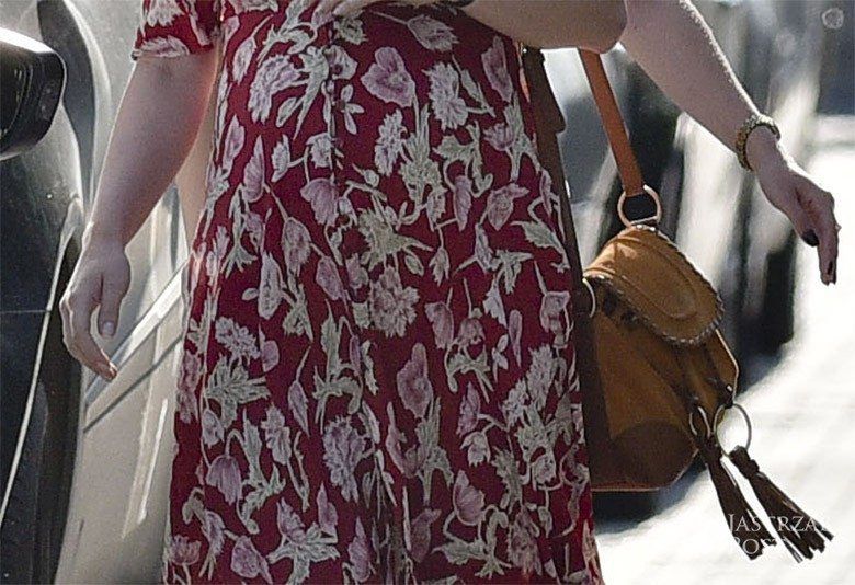 Marta Żmuda-Trzebiatowska z ciążowym brzuszkiem wychodzi z kawiarni
