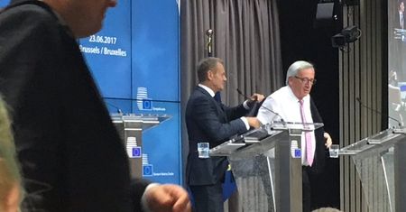Jean-Claude Juncker utknął w marynarce. Pomógł mu Donald Tusk. Twitter wyśmiewa sytuację