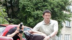 Policjant doprowadza jednego z podejrzanych