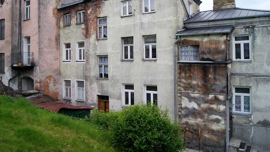 Ubogie rodziny często mieszkają w nieocieplonych budynkach.