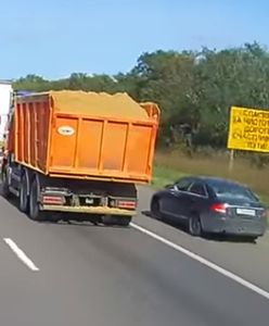 Chciał być cwany i wyprzedzał poboczem. Skończyło się tragicznie