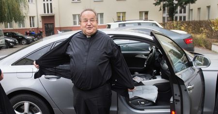 "Dwa samochody dostaliśmy od bezdomnego". Oto, co powinien zrobić z o.Rydzykiem Urząd Skarbowy