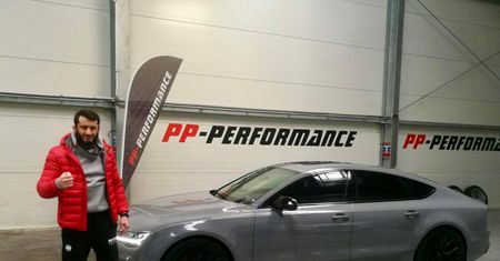 Mamed Khalidov ma lepsze auto niż Lewandowski. Szare Audi RS7 ma 650 KM