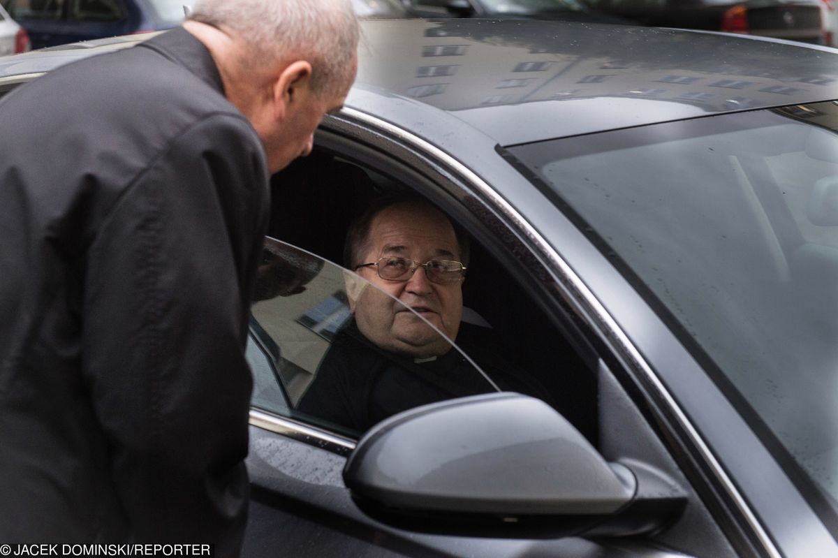 Nie uwierzycie skąd bezdomny Stanisław miał pieniądze na auta dla Rydzyka. "Wygrał w totka"