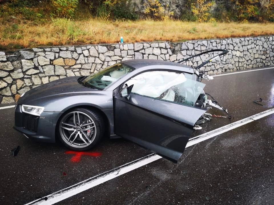 Audi r8 rozerwane po wypadku. Kierowca wyszedł z tego cało