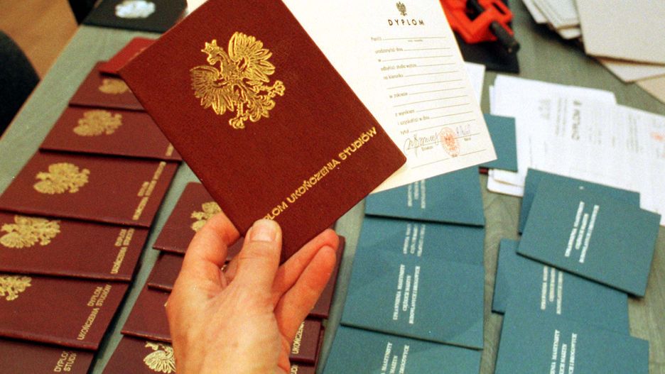 Policja zatrzymała nauczyciela akademickiego ws. przyjęcia łapówki za sprzedaż dyplomu ukończenia studiów