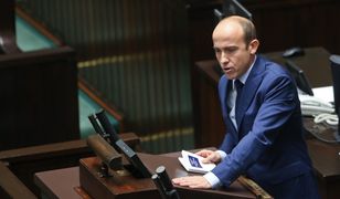 Borys Budka zarzuca manipulację TVP. Wrzuca zdjęcia "pasków"