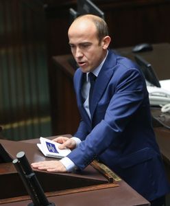 Borys Budka zarzuca manipulację TVP. Wrzuca zdjęcia "pasków"