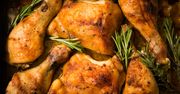 Ułóż na nim udka z kurczaka i zapiecz. Tak soczystego mięsa jeszcze nie próbowałeś