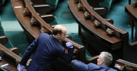 Koronawirus w Polsce. Budka: przez PiS straciliśmy jeden dzień w parlamencie. Schetyna: będę na sali