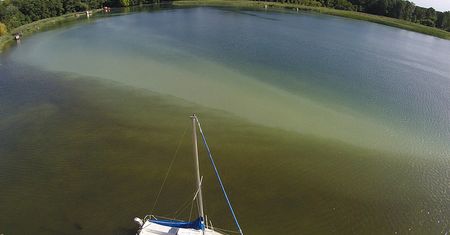 Tajemnicza substancja w Jeziorze Sławskim. Zwołają sztab kryzysowy?