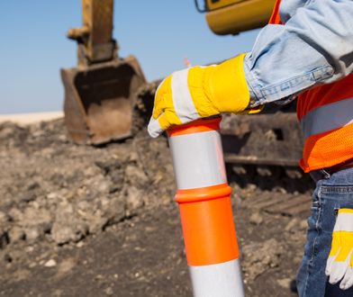 Właściciel działki chce utwardzić drogę pozostałościami nagrobków. W gruzach leżą krzyże