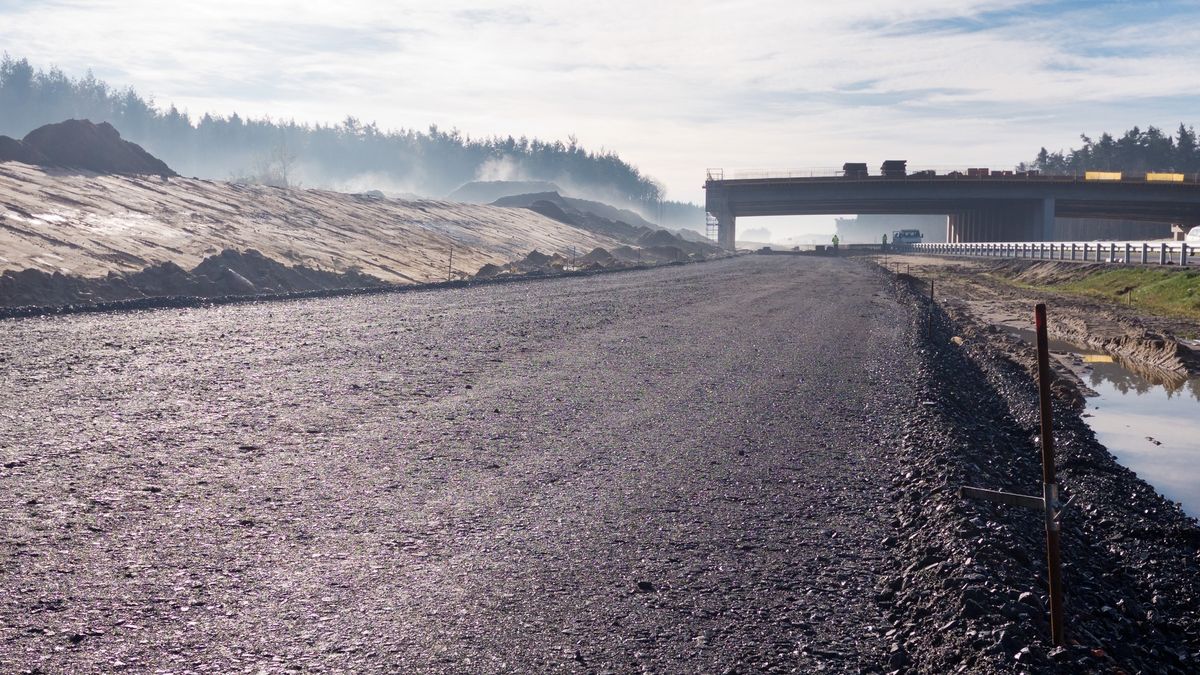 Inwestycje drogowe spowalniają coraz bardziej. Na drogach tworzą się coraz większe korki.