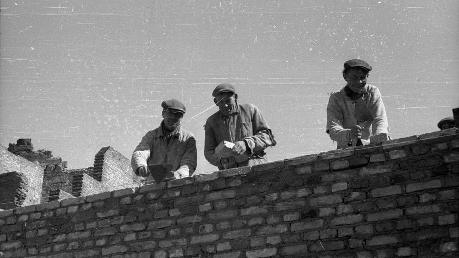 Po zniszczeniach wojennych, w latach 1948-1949 odbudowano barokowy pałac Małachowskich przy ul. Senatorskiej 11.
