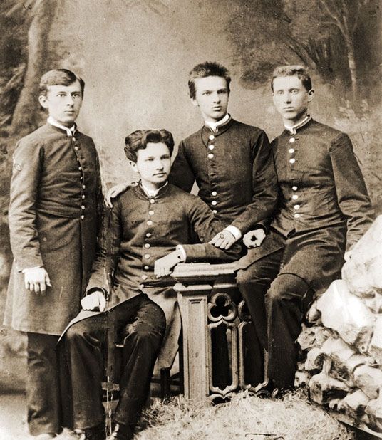 Józef Piłsudski (trzeci z lewej) na fotografii z młodości wspólnie z bratem i kolegami