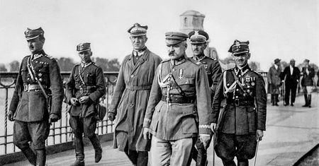 Piłsudski wpadł w panikę, nie wiedział co robić. W efekcie zginęło 400 Polaków