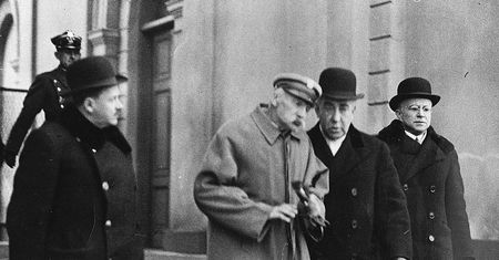Polacy uwiązani do Piłsudskiego i Dmowskiego. To niszczy politykę