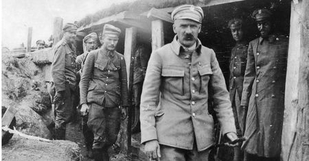 Piłsudczycy sprowadzili Polskę na dno. PiS naśladuje ich pomysły