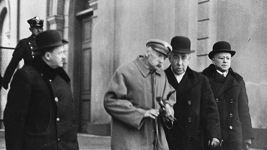 Józef Piłsudski w otoczeniu współpracowników