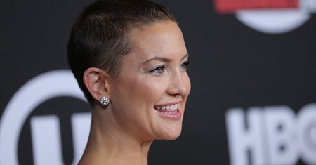 Pierwszy raz wyszła na czerwony dywan z ogoloną głową. Kate Hudson olśniewa