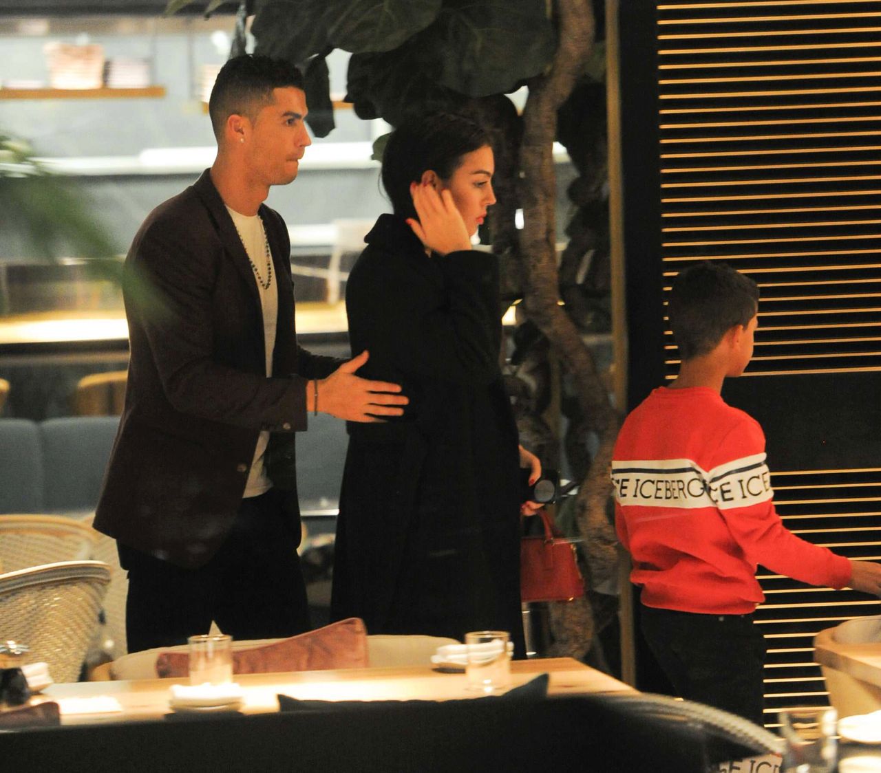 Cristiano Ronaldo i Georgina Rodriguez z Cristiano Ronaldem Juniorem na kolacji w Londynie