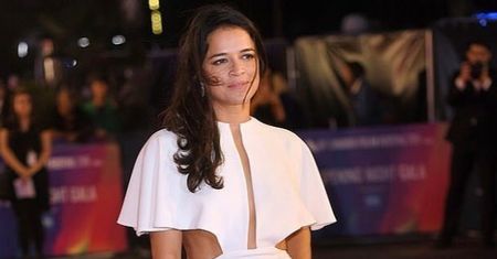 Michelle Rodriguez bez stanika na czerwonym dywanie. Musiała uważać na każdy ruch