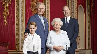Królowa Elżbieta pozuje z następcami brytyjskiego tronu. Z rodziną najlepiej wychodzi się na zdjęciach? (FOTO)