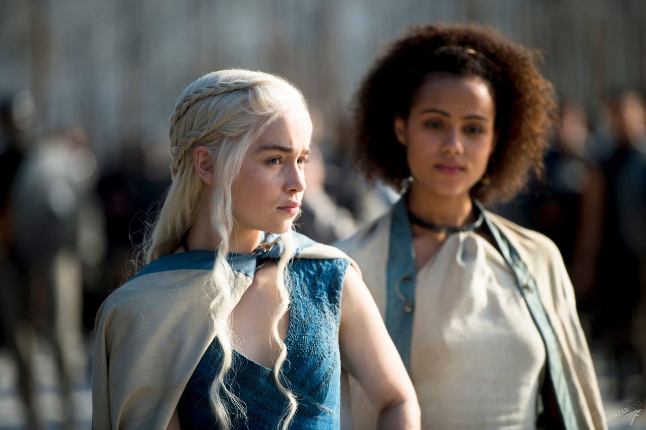 Emilia Clarke i Nathalie Emmanuel w serialu "Gra o tron" (fot. ONS)