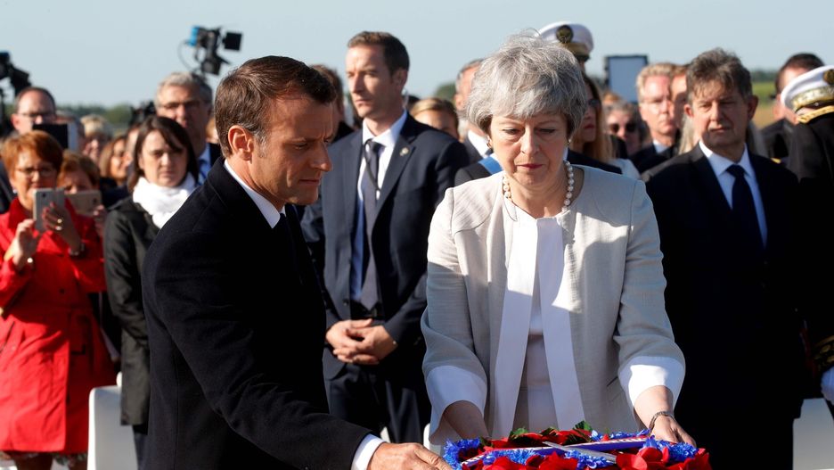 Lądowanie w Normandii. Theresa May i Emmanuel Macron.
