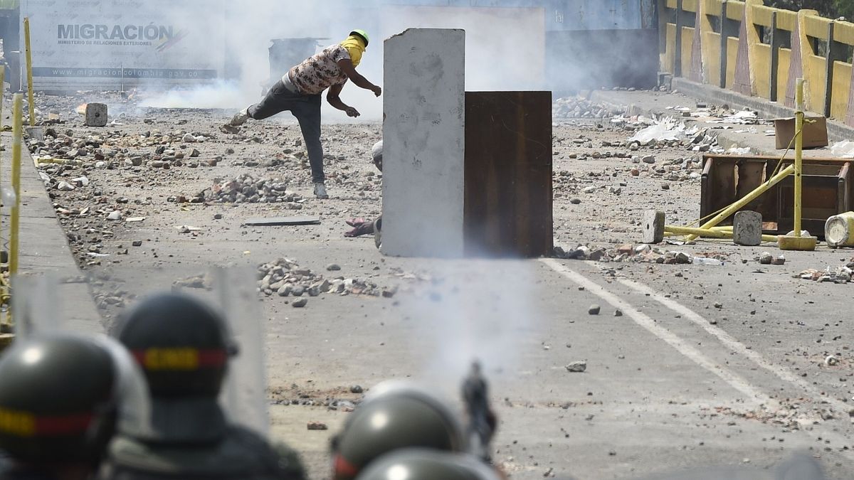  Wydarzenia w Wenezueli usilnie spychają kraj ku wojnie domowej. 