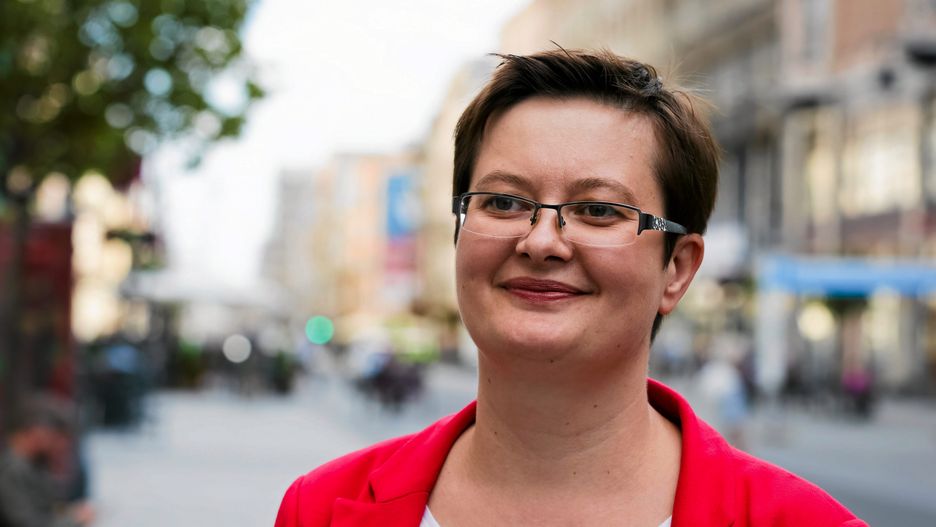 Posłanka zakupy odzieżowe robi w sieciówkach