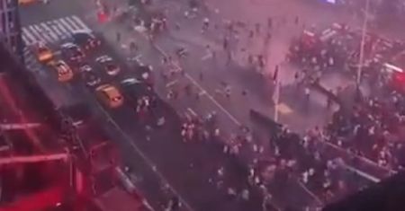 USA. Panika na Times Square. Ludzie myśleli, że to strzały
