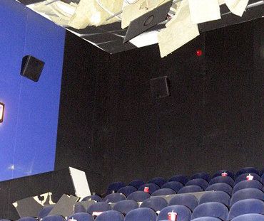 Sufit spadł na widzów w kinie