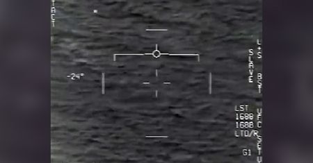 "Co to k... jest?" Zaszokowani piloci myśliwca F18 komentują UFO