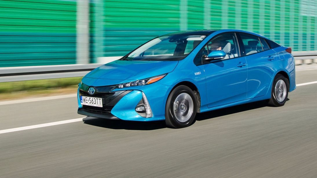 Ceny samochodów hybrydowych stają się coraz bardziej zbliżone do cen aut spalinowych.