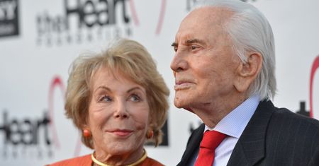 101-letni Kirk Douglas nie zwalnia tempa. Ćwiczy codziennie mimo sędziwego wieku