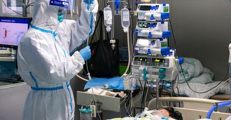 Tajemniczy wirus z Chin. Wstrząsające relacje z Wuhan. Miasto buduje nowy szpital dla 1000 pacjentów